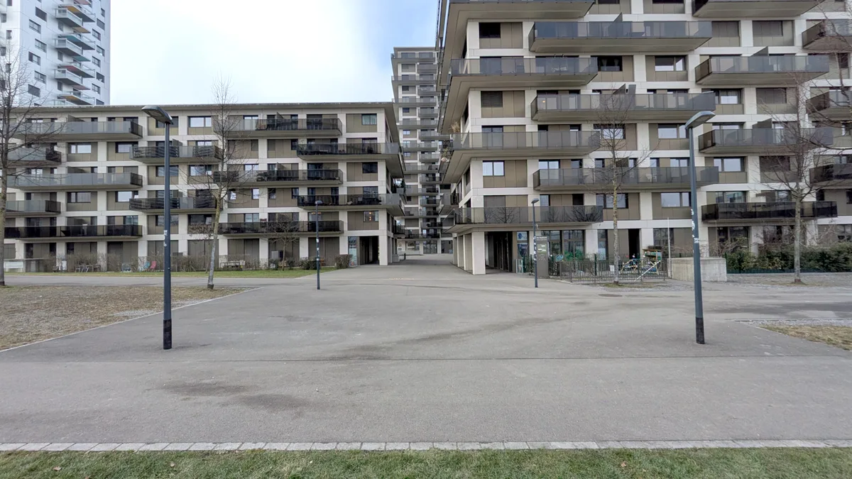 Gebäude in einem Neubauquartier.